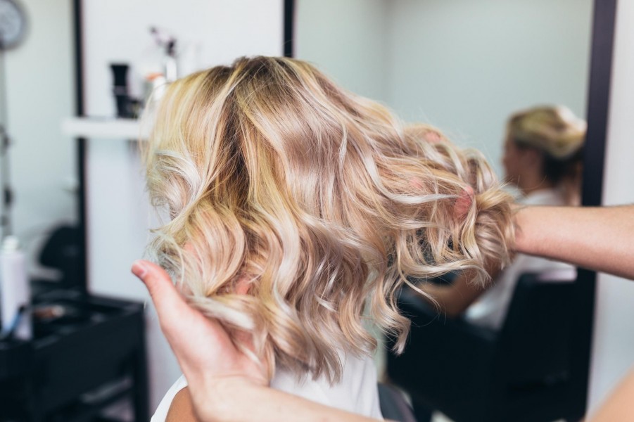 Chevelure médicale d'aspect naturel coiffée au salon Asymetric Coiffure à Gap